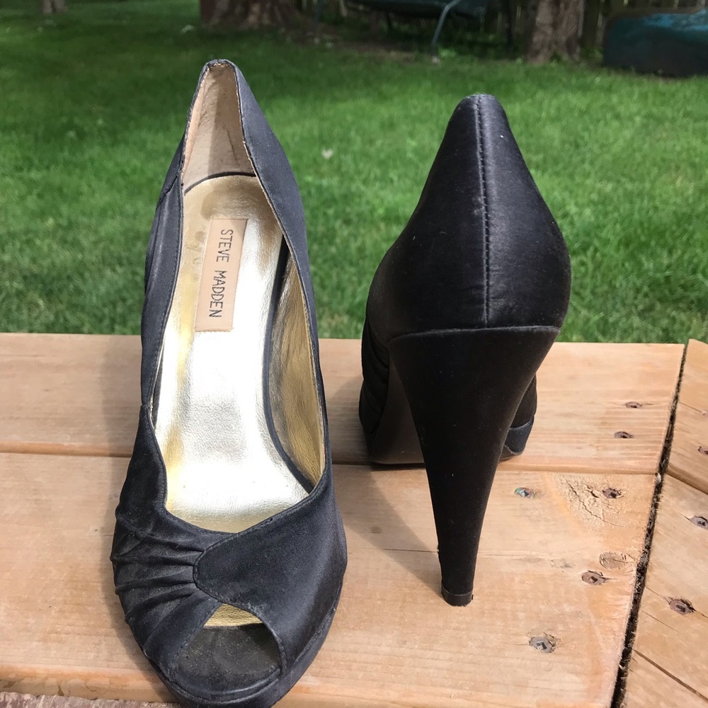 Steve Madden black pumps. Super comfortable.